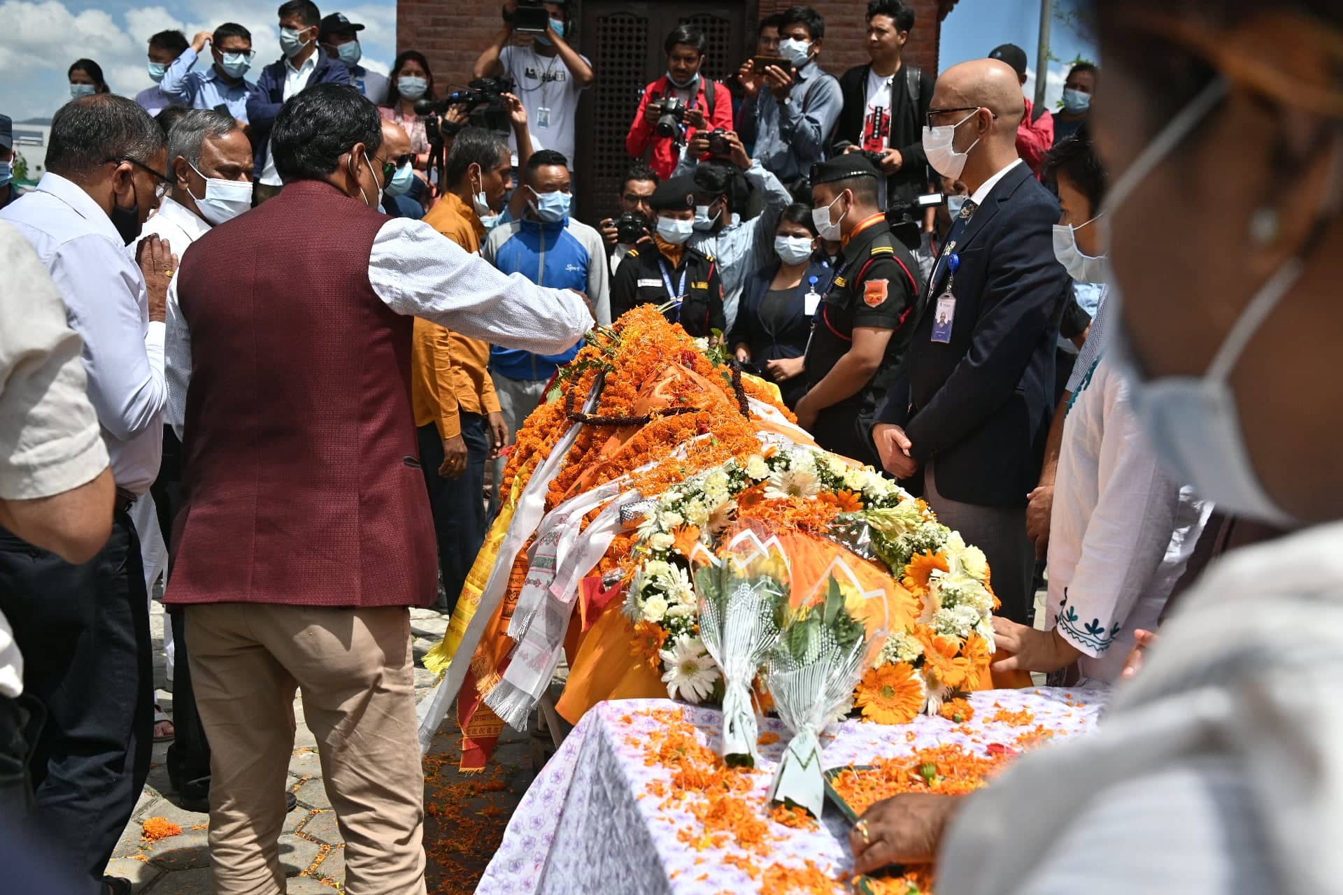 गिरिलाई श्रद्धाञ्जलि दिन मेडिसिटीमा भिड (तस्वीरहरू)